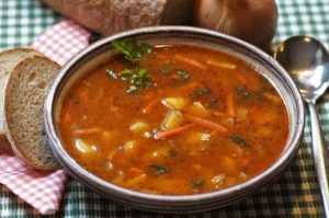 POTAGE AUX LEGUMES ET AU JAMBON FUMÉ